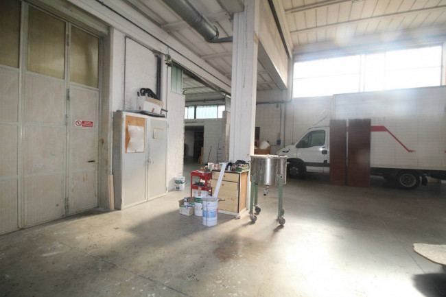 Capannone in vendita a Lazzate