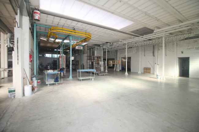 Capannone in vendita a Lazzate