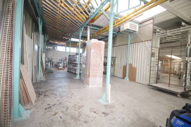 Capannone in vendita a Lazzate