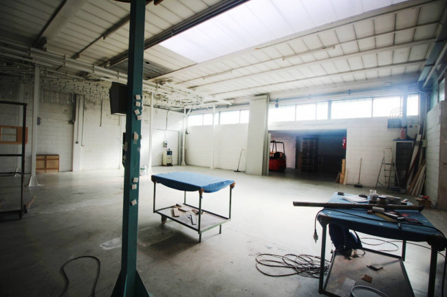 Capannone in vendita a Lazzate