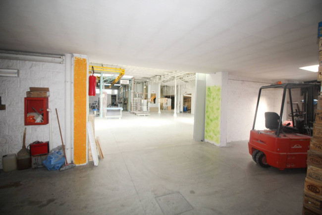 Capannone in vendita a Lazzate