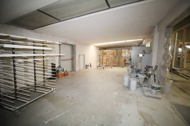 Capannone in vendita a Lazzate