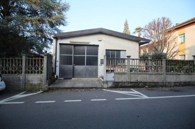 Locale commerciale in affitto a Lazzate