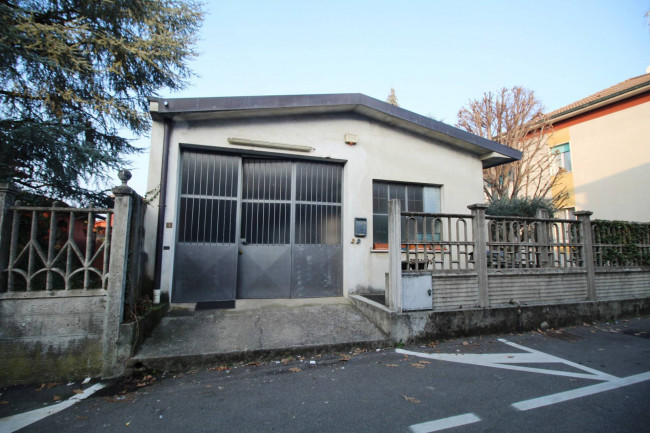 Locale commerciale in affitto a Lazzate