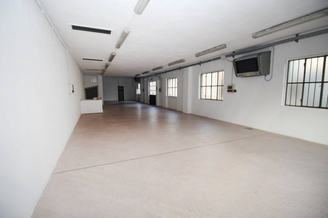 Locale commerciale in affitto a Lazzate