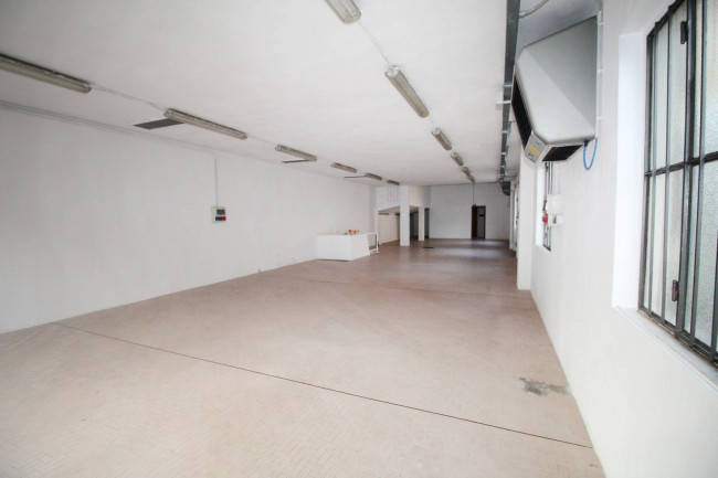 Locale commerciale in affitto a Lazzate
