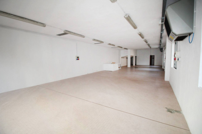 Locale commerciale in affitto a Lazzate