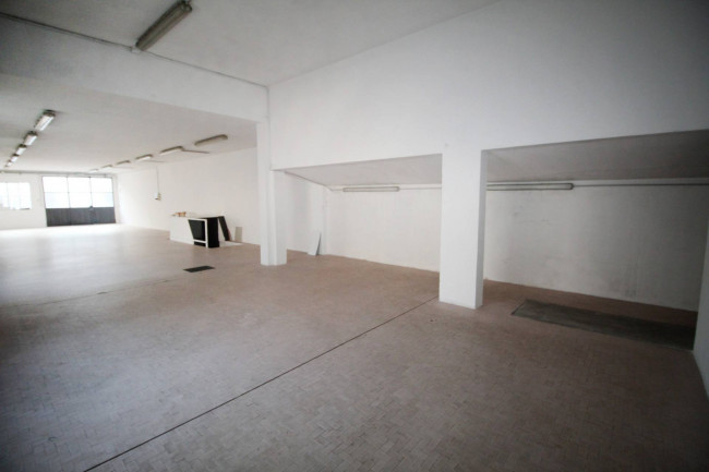 Locale commerciale in affitto a Lazzate