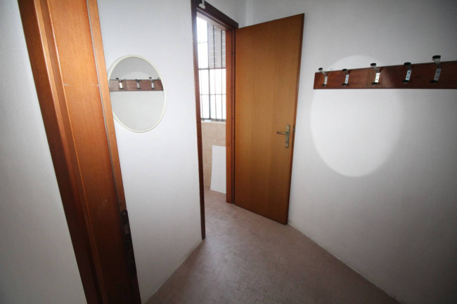 Locale commerciale in affitto a Lazzate