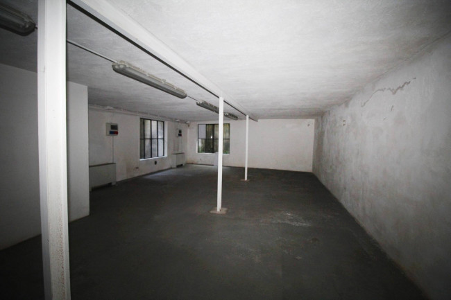Locale commerciale in affitto a Lazzate