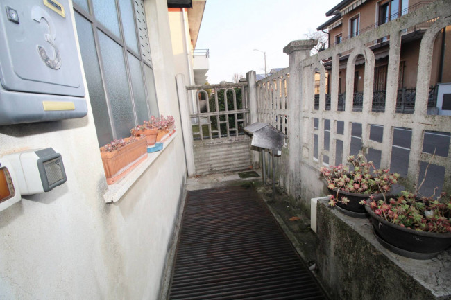 Locale commerciale in affitto a Lazzate