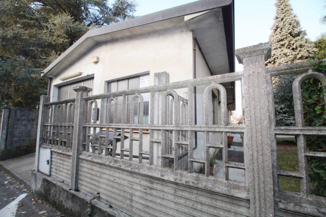 Locale commerciale in affitto a Lazzate