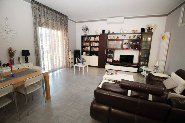 Appartamento in vendita a Lazzate