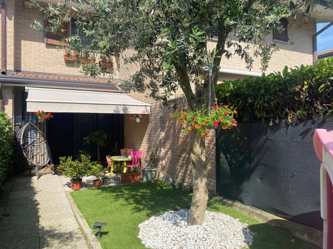 Villette a schiera in vendita a Lazzate