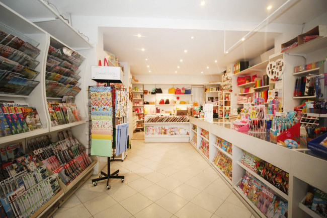 Locale commerciale in vendita a Lazzate