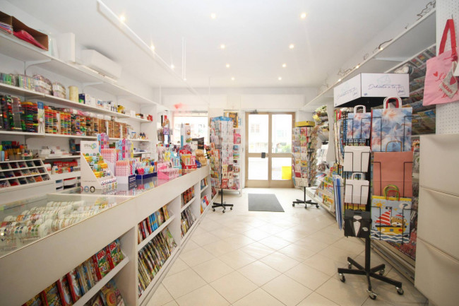 Locale commerciale in vendita a Lazzate