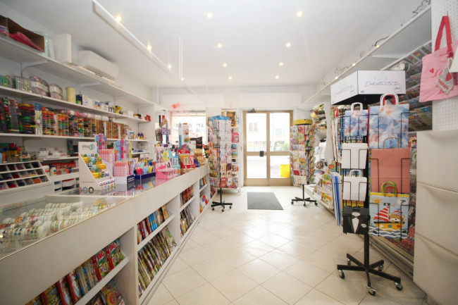 Locale commerciale in vendita a Lazzate