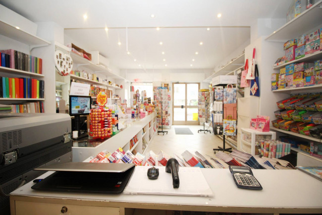 Locale commerciale in vendita a Lazzate