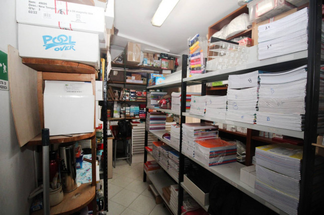 Locale commerciale in vendita a Lazzate