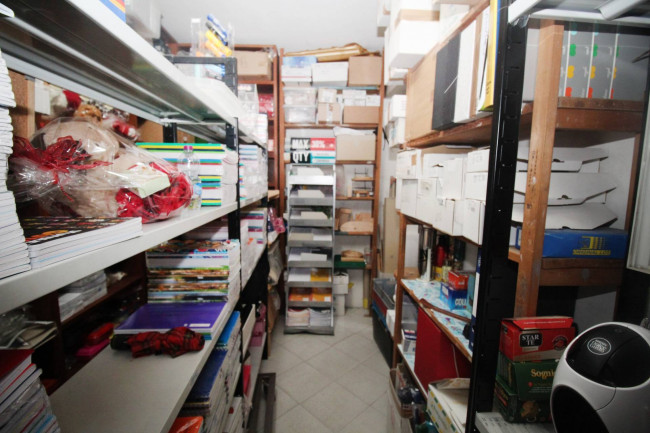 Locale commerciale in vendita a Lazzate