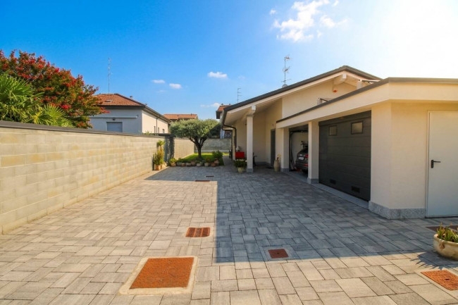 Villa in vendita a Lazzate