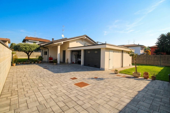 Villa in vendita a Lazzate