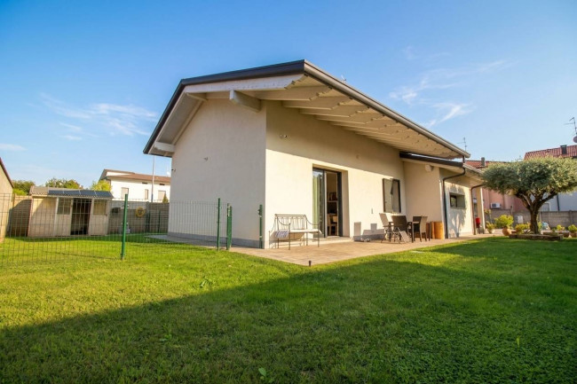 Villa in vendita a Lazzate