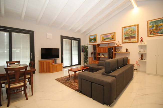 Villa in vendita a Lazzate