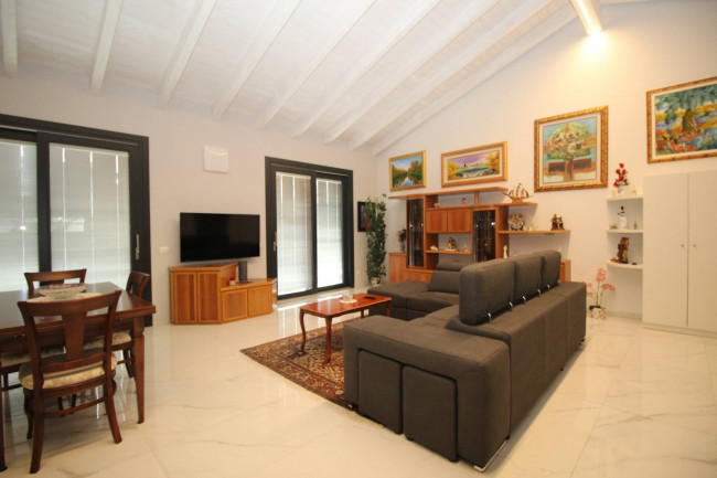 Villa in vendita a Lazzate