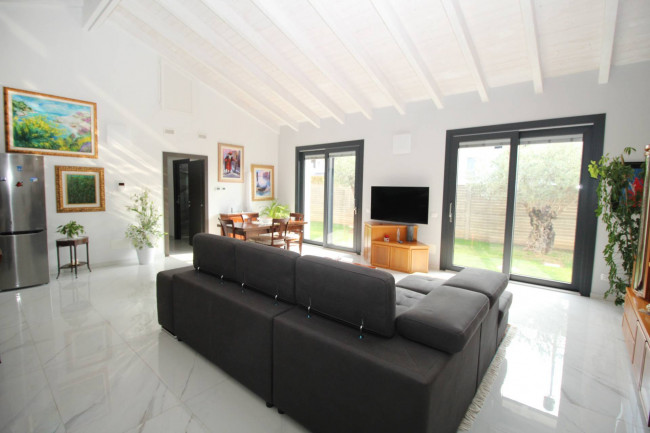 Villa in vendita a Lazzate