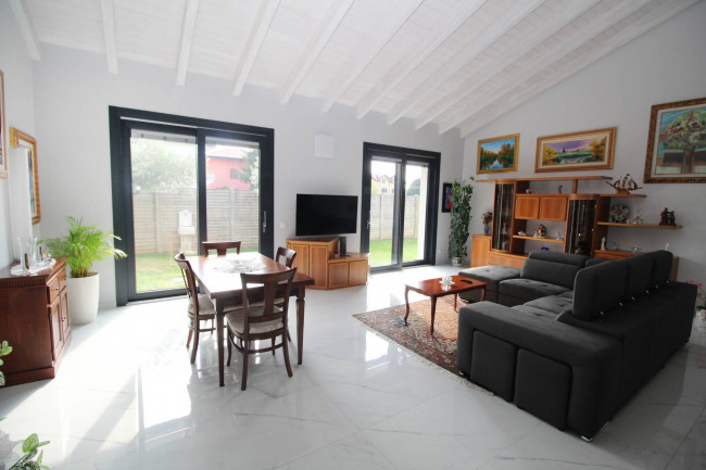 Villa in vendita a Lazzate