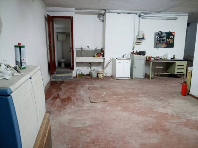 Locale commerciale in affitto a Nova Milanese