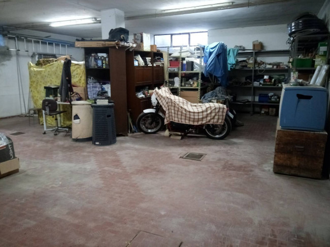 Locale commerciale in affitto a Nova Milanese