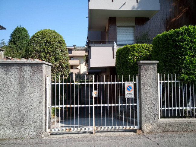 Locale commerciale in affitto a Nova Milanese