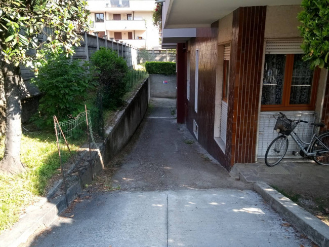 Locale commerciale in affitto a Nova Milanese