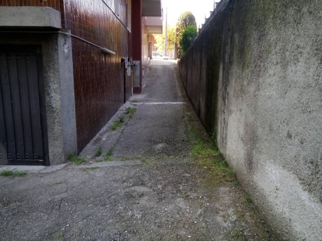 Locale commerciale in affitto a Nova Milanese