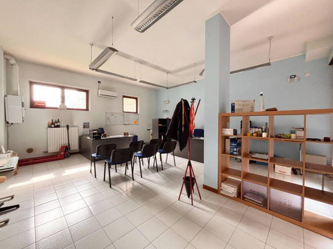 Attività commerciale in affitto a Nova Milanese