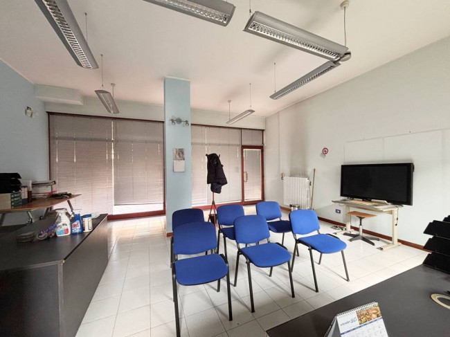 Attività commerciale in affitto a Nova Milanese
