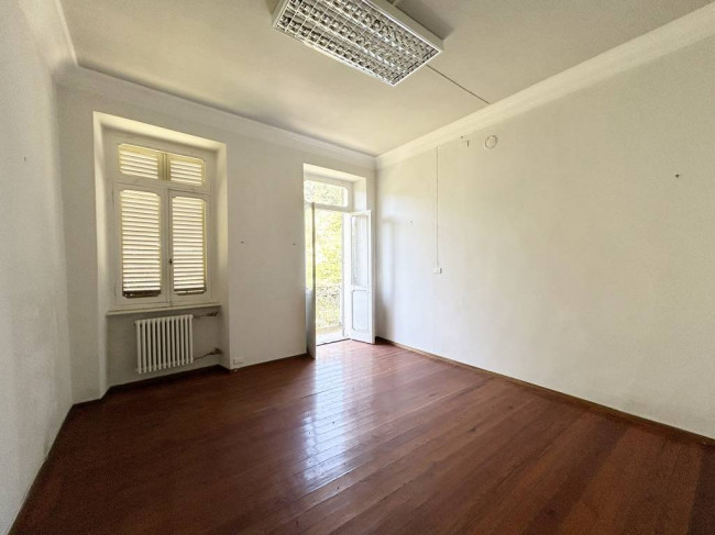 Locale commerciale in vendita a Strona