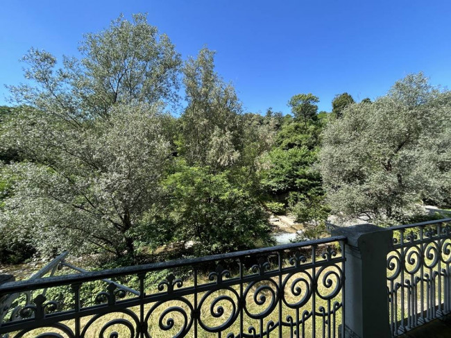 Locale commerciale in vendita a Strona