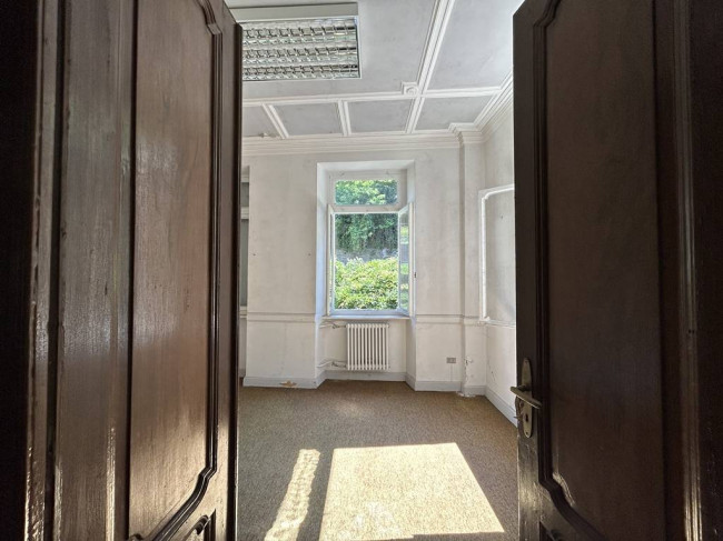 Locale commerciale in vendita a Strona