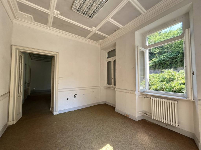 Locale commerciale in vendita a Strona