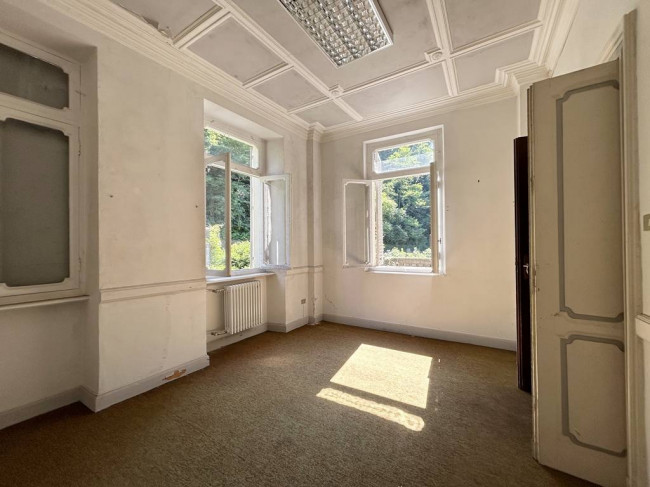 Locale commerciale in vendita a Strona