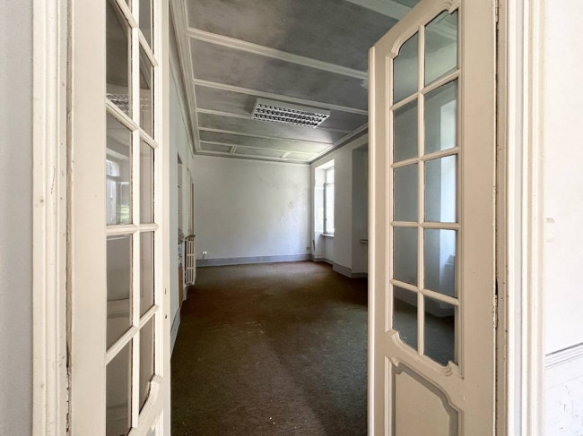 Locale commerciale in vendita a Strona