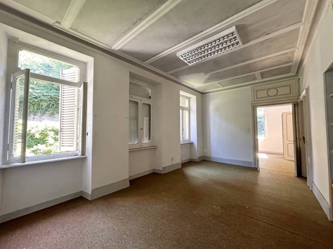 Locale commerciale in vendita a Strona