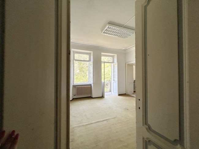 Locale commerciale in vendita a Strona