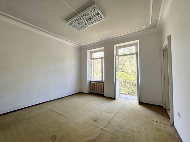 Locale commerciale in vendita a Strona