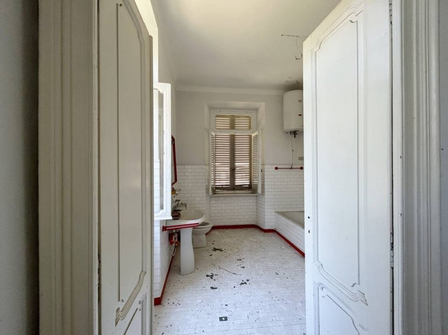 Locale commerciale in vendita a Strona