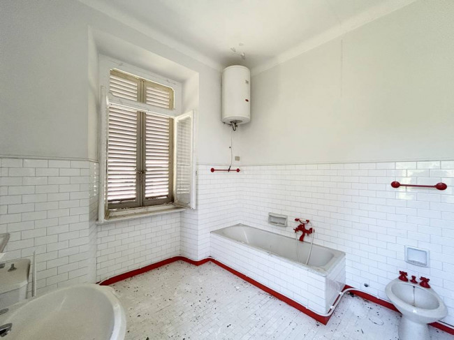 Locale commerciale in vendita a Strona