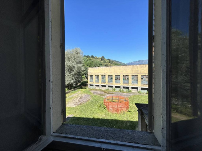 Locale commerciale in vendita a Strona